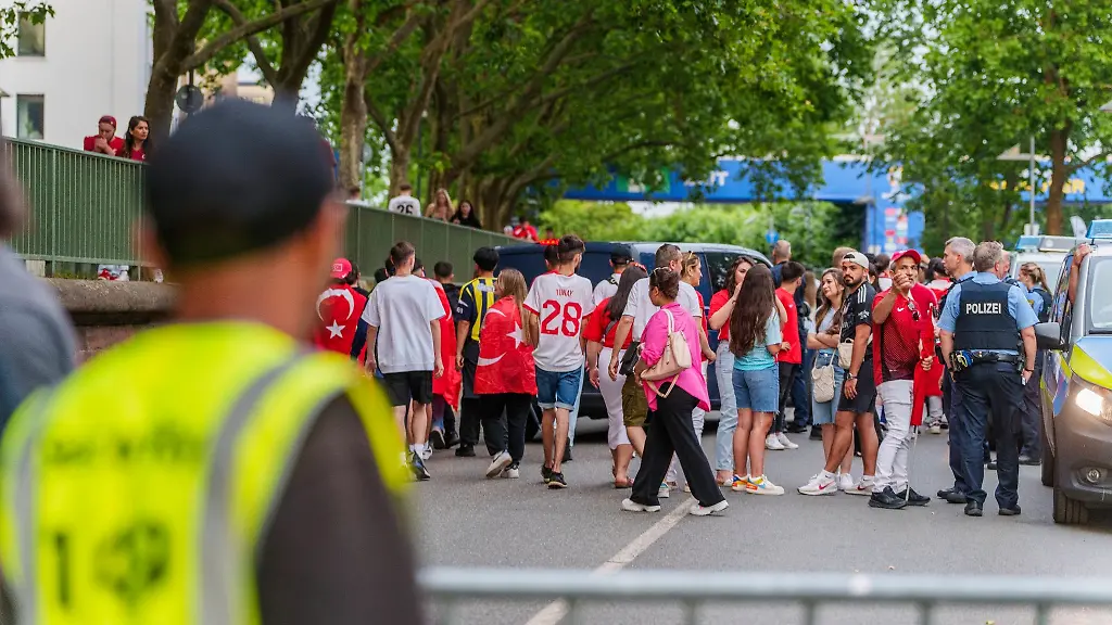 Tuerkische-Fans-verlassen-die-Fanzone