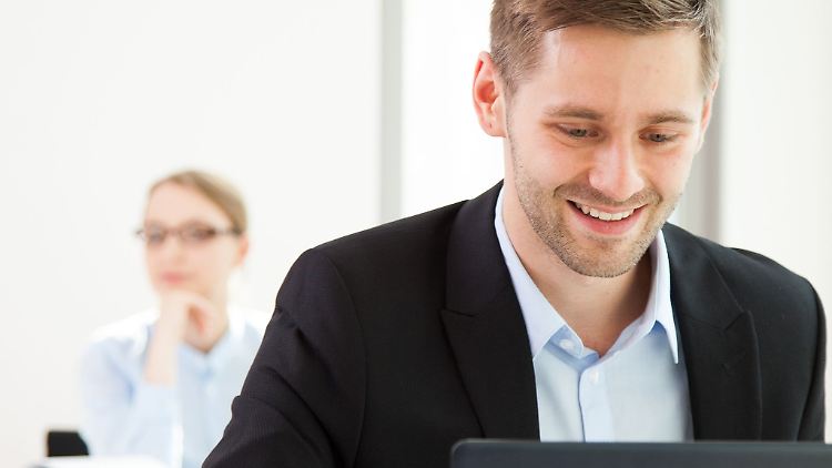 Knowledge Hiding kann viele Ursachen haben: Manche haben schlicht Angst, ihren Expertenstatus zu verlieren, wenn sie ihr Wissen teilen.