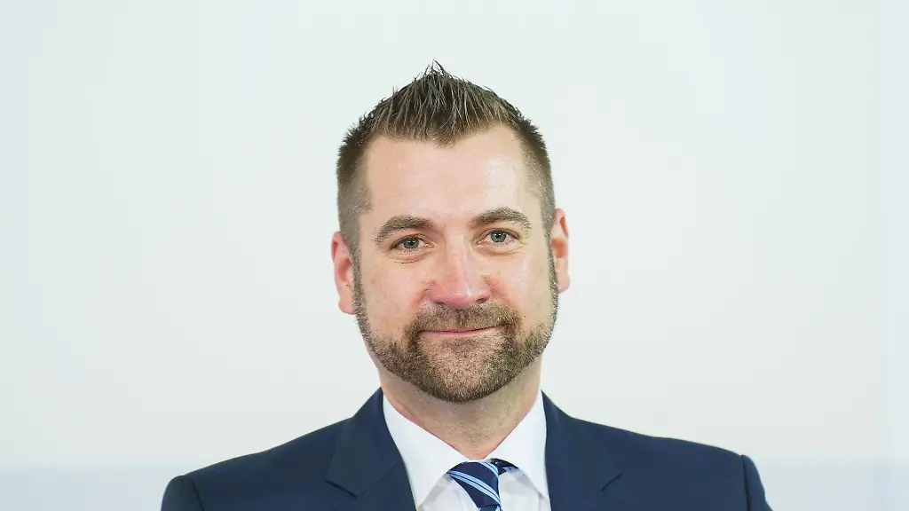 Fedor-Ruhose-SPD-Staatssekretaer-im-Ministerium-fuer-Arbeit-Soziales-Transformation-und-Digitalisierung-von-Rheinland-Pfalz-steht-in-der-Staatskanzlei