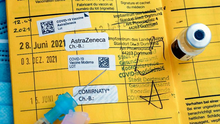 Wer schon vier Aufkleber im Impfpass hat, benötigt den Omikron-Booster in der Regel zunächst nicht.