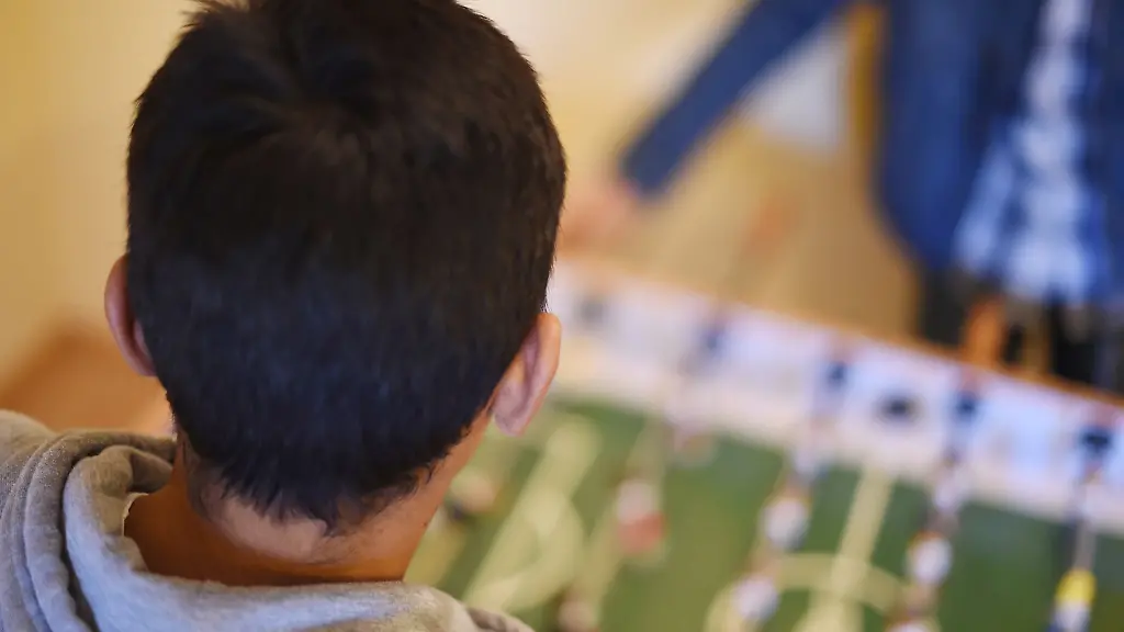 Im-Kinder-und-Jugendhilfezentrum-der-Heimstiftung-spielen-unbegleitete-minderjaehrige-Auslaender-kurz-UMA-an-einem-Tischkicker