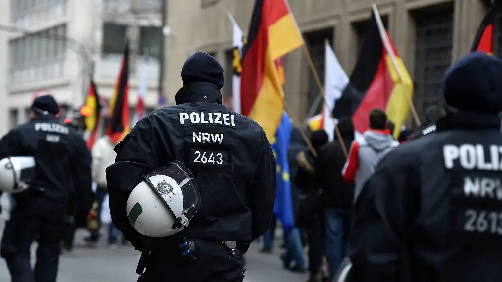 Polizisten-begleiten-Rechtsextremen-Demonstranten-bei-ihrem-Zug-durch-die-Innenstadt
