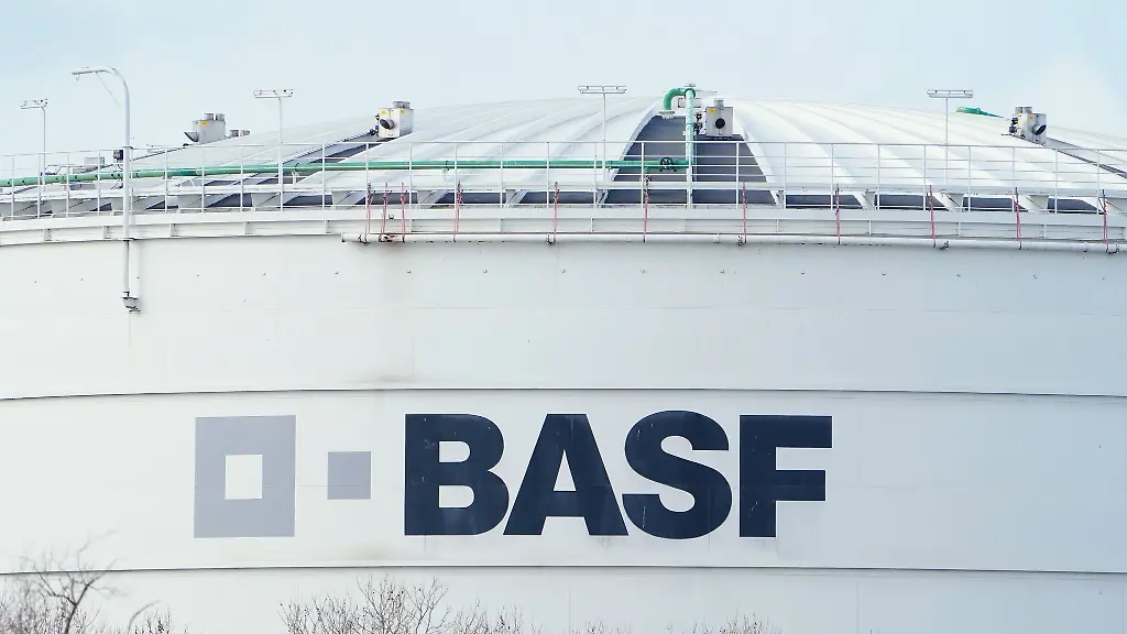 Der-Schriftzug-BASF-ist-auf-einer-Industrieanlage-auf-dem-Werksgelaende-des-Chemiekonzerns-angebracht