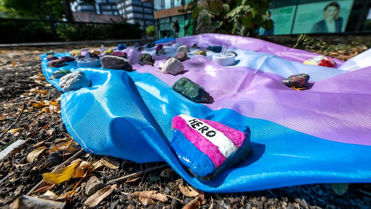 Eine Trans-Fahne erinnert in Münster an das Opfer.
