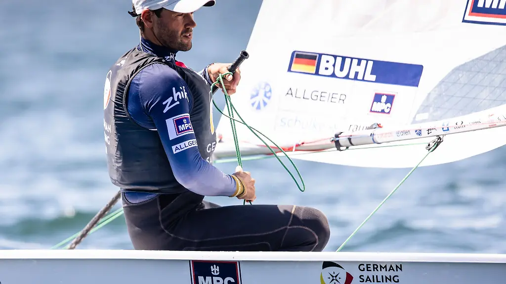 Philipp-Buhl-ist-in-Aktion-waehrend-eines-Regattarennens-bei-der-Kieler-Woche