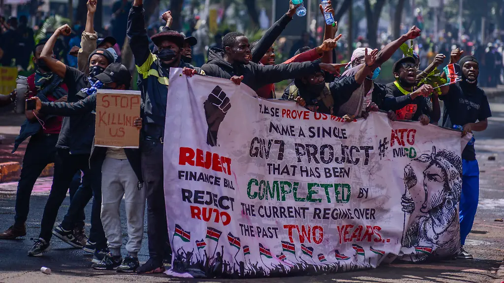 Die-ueberwiegend-jungen-Protestierenden-haben-genug-von-der-Politik-der-aktuellen-Regierung-in-Kenia-und-weisen-auf-die-Unzuverlaessigkeit-des-Parlaments-in-der-Vergangenheit-hin
