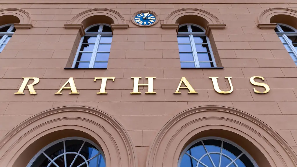 Der-Schriftzug-Rathaus-ist-am-alten-Rathaus-in-Schwerin-zu-sehen
