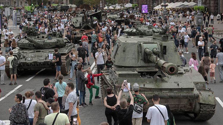 An ihrem Unabhängigkeitstag am 20. August konnten Ukrainer auf den Straßen Kiews das bestaunen, woran es dem russischen Angreifer zunehmend mangelt: Panzer. 