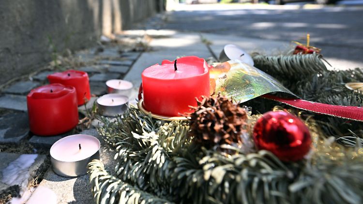 Am Ort des Polizeieinsatzes haben Menschen Kerzen aufgestellt und Blumen niedergelegt.