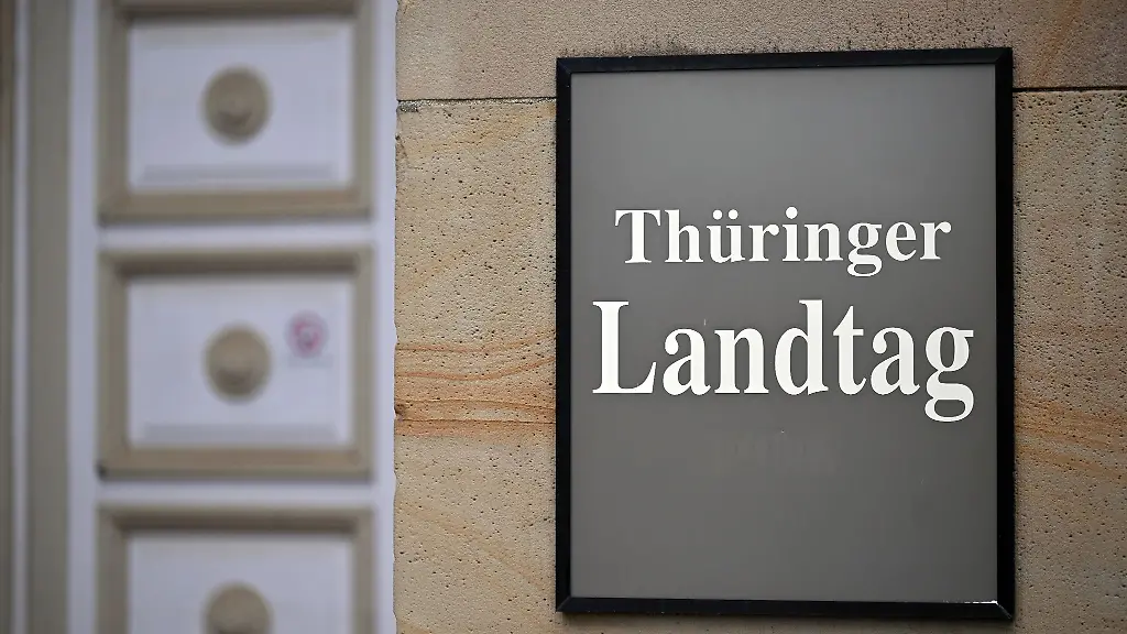Schild-am-Thueringer-Landtag-Am-1-September-2024-finden-in-Thueringen-Landtagswahlen-statt