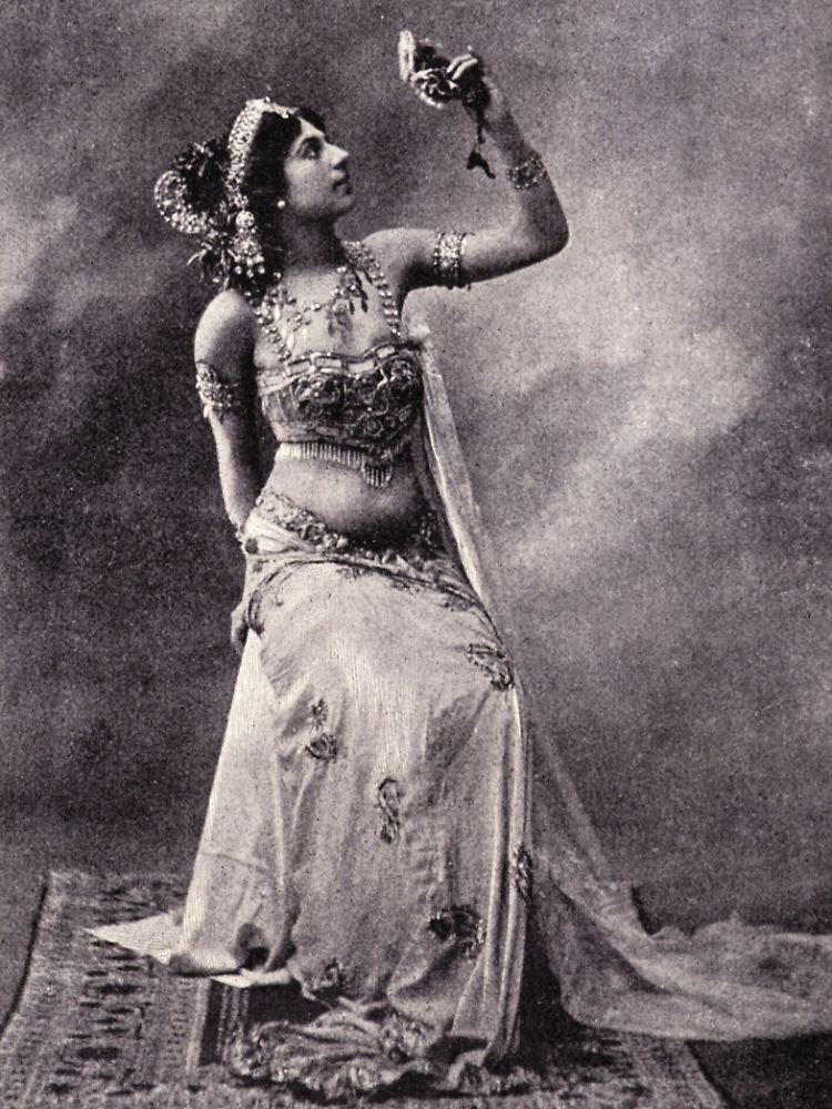 Die italienischen Medien vergleichen Adela mit der legendären Mata Hari.