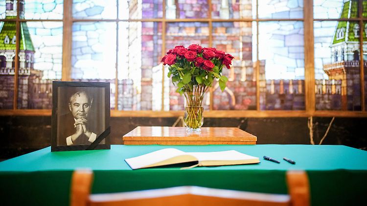 Kondolenzbuch für Michail Gorbatschow in der russischen Botschaft in Berlin. In seiner Heimat war der Ex-Präsident umstritten.