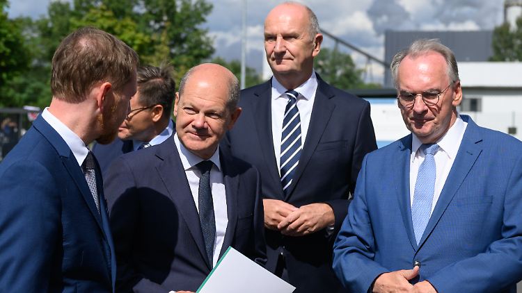 Die Ministerpräsidenten Kretschmer (l.) und Haseloff (r.) sind sich beim Termin für den Kohleausstieg einig: erst 2038 soll es so weit sein. Kanzler Scholz (2. v. li.) nannte keine konkrete Jahreszahl. 