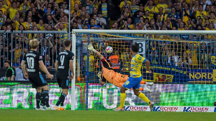 Braunschweigs Pherai erzielt ein Traumtor.