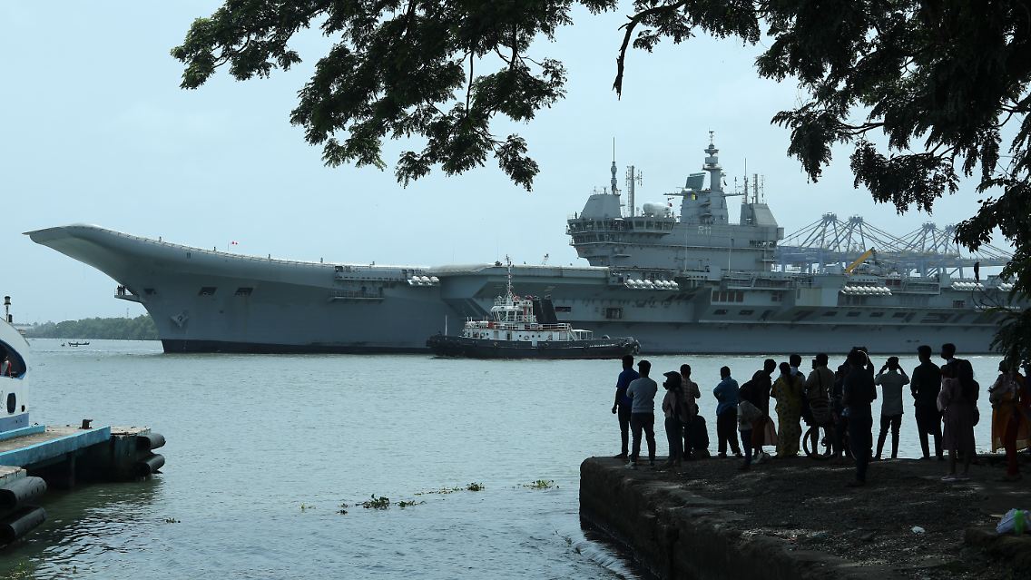 Die "INS Vikrant" auf einer Testfahrt.