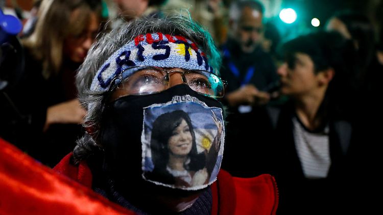 "Fuerza Cristina", viel Kraft, hat sich diese Demonstrantin auf ihr Stirnband gestickt.