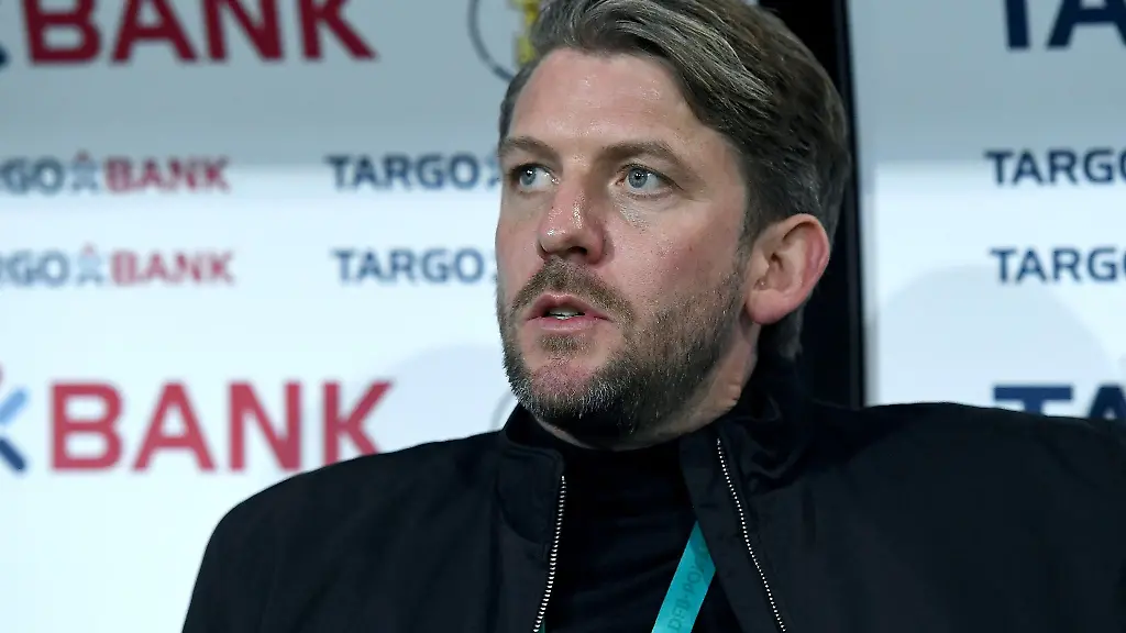 Sportdirektor-von-Muenster-Peter-Niemeyer-sitzt-auf-der-Bank