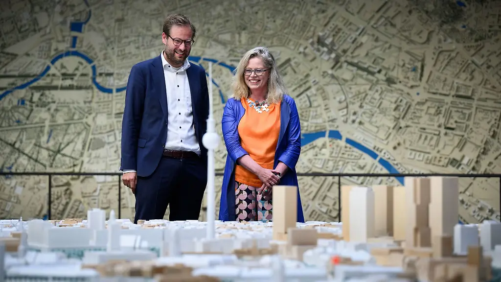 Anjes-Tjarks-l-Buendnis-90-Die-Gruenen-Hamburger-Senator-fuer-Verkehr-und-Mobilitaetswende-und-Ute-Bonde-CDU-Berliner-Senatorin-fuer-Mobilitaet