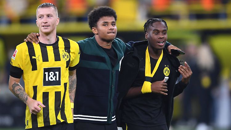 Den Sieg im Gepäck, aber auch den Arm in der Schlinge. Bynoe-Gittens ist wohl der nächste Ausfall beim BVB.