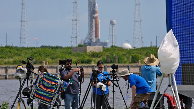 Nichts zu sehen heute: Fernsehjournalisten packen am Kennedy Space Center ihre Ausrüstung zusammen.