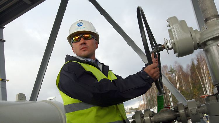 Grund für den Liefer-Stopp sei ein Ölaustritt in der Kompressorstation Portowaja, teilt Gazprom mit. Bis dieser gestoppt sei, könne kein Gas mehr fließen. 