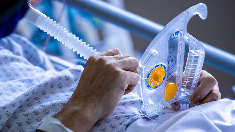 Nach schwerem Covid-19 müssen viele mit speziellen Atemübungen ihre Lungen trainieren.