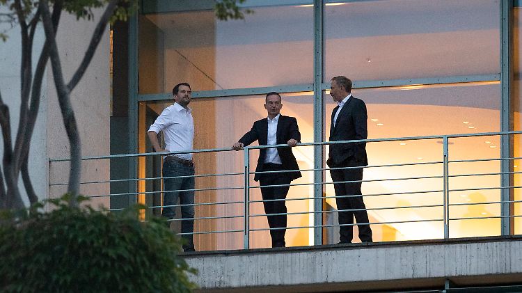 Mussten zwischendurch mal Luft schnappen: FDP-Vize Johannes Vogel (l.), Bundesverkehrsminister Volker Wissing und Finanzminister Christian Lindner.