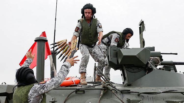 Oft mangelt es russischen Soldaten offenbar an den grundlegenden Dingen: Waffen, Verpflegung, Sold.
