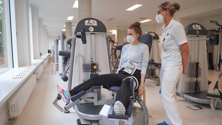 Eine Long-Covid-Patientin bei einer medizinischen Trainingstherapie.