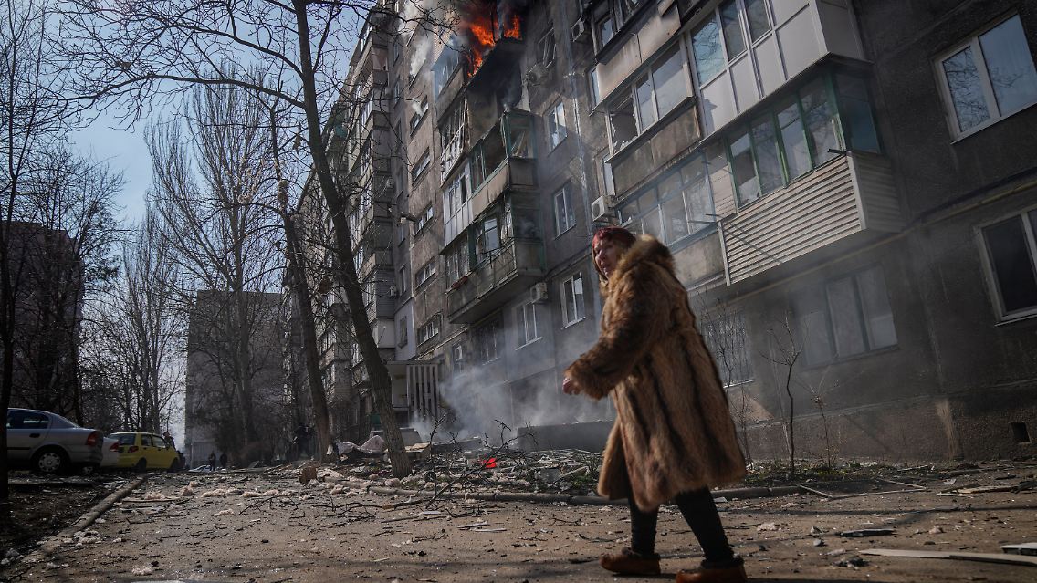 Die Bilder Maloletkas zeigen das ganze Grauen des Krieges: Eine Frau im kriegszerstörten Mariupol im März.