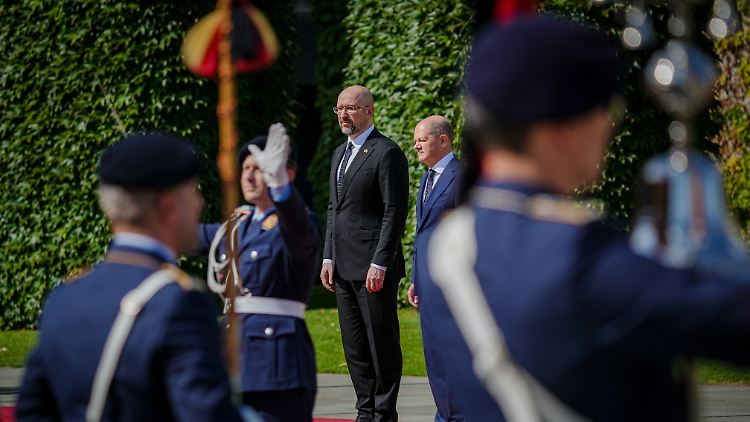 Schmyhal ist der ranghöchste Staatsgast aus der Ukraine in Berlin seit Beginn des Krieges. Eine geplante gemeiname Pressekonferenz mit seinem deutschen Amtskollegen wurde aus Termingründen abgesagt. 