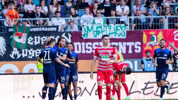 Hertha feiert den ersten Saisonsieg.