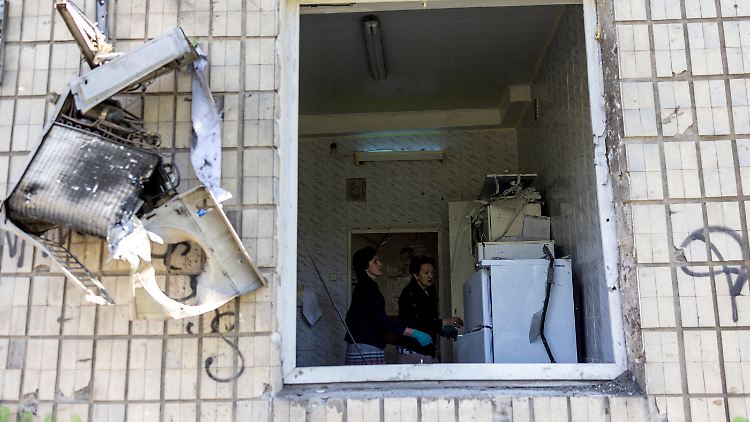 Nach einem Raketenangriff in der Region Mykolajiw im Süden der Ukraine inspiziert eine Kinderärztin ihr früheres Büro.