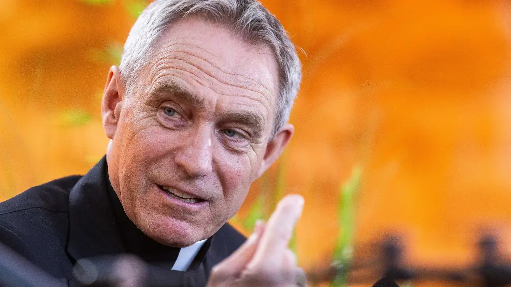 Erzbischof-Georg-Gaenswein-sitzt-im-Innenhof-der-Kirchzartener-Talvogtei