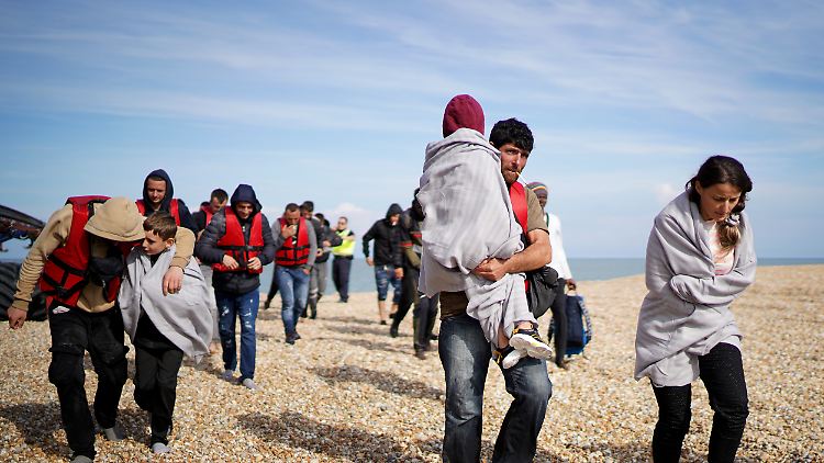 Ein Bericht des britischen Parlaments kommt zu dem Schluss, dass bis Jahresende bis zu 60.000 Menschen den Kanal überqueren dürften. 