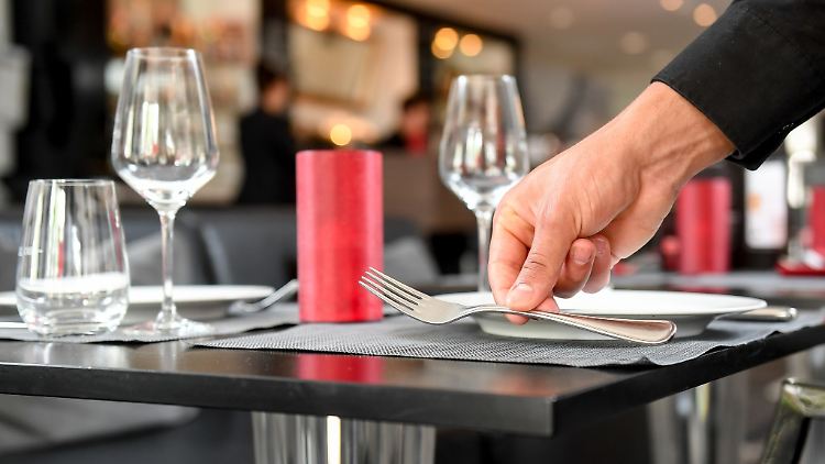 Wer im Restaurant zur Probe arbeitet, kann sich ein Bild davon machen, welche Aufgaben anfallen. Länger als drei Tage sollte das aber nicht dauern.