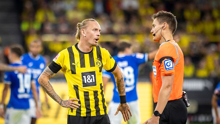 "Schiri, das war doch strafbar", ruft BVB-Spieler Marius Wolf aus. Schiedsrichter Daniel Siebert erklärt daraufhin seine Sicht der Dinge. Auch vor den Kameras. 