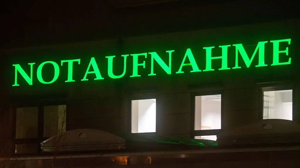 Der-Schriftzug-Notaufnahme-haengt-in-leuchtendem-Gruen-an-einem-Krankenhaus