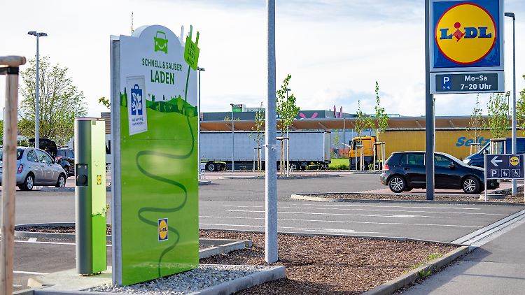 Kunden müssen bald auch bei Lidl fürs Laden von E-Autos zahlen. Mithilfe der Gebühren soll der Ausbau sowie die Instandhaltung der E-Ladestationen gewährleistet werden.