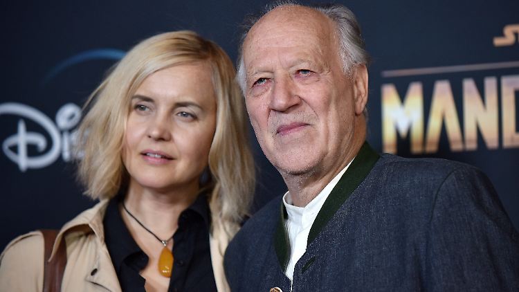 Werner Herzog und seine Frau Lena im November 2019 bei der Premiere von "The Mandalorian" - darin spielt er einen Schurken.