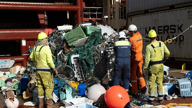Kisten und Bojen im Fang von "Ocean Cleanup", die aus der Fischerei stammen.