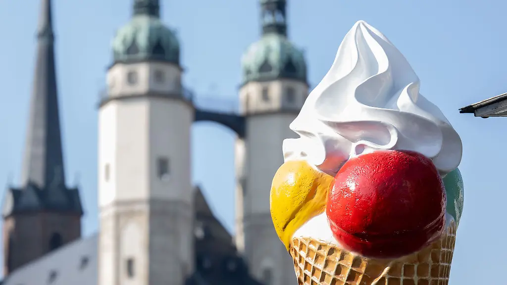 Eine-ueberdimensionale-Eistuete-wirbt-fuer-einen-Eisstand-auf-dem-Marktplatz
