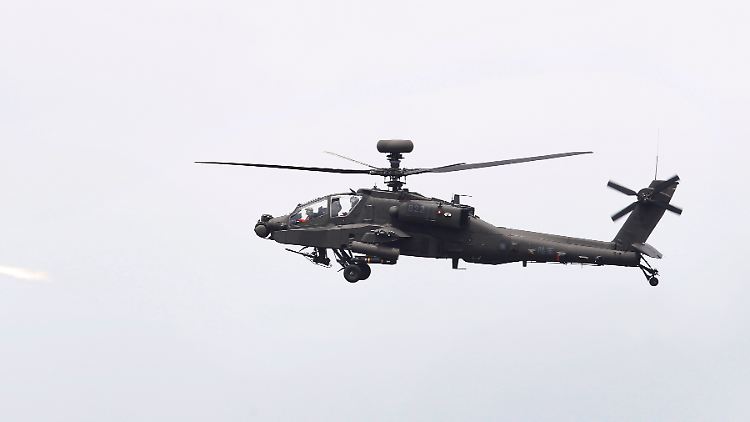 Unter anderem Apache-Kampfhubschrauber sind im Einsatz.