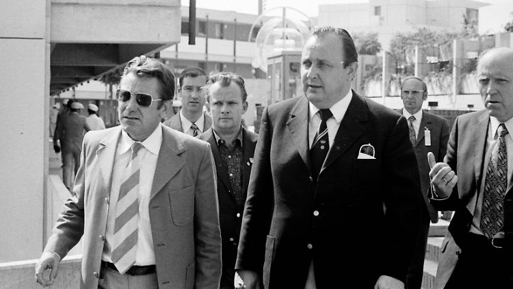 Der Münchener Polizeipräsident Manfred Schreiber (l.) und Bundesinnenminister Hans-Dietrich Genscher im Olympischen Dorf. 