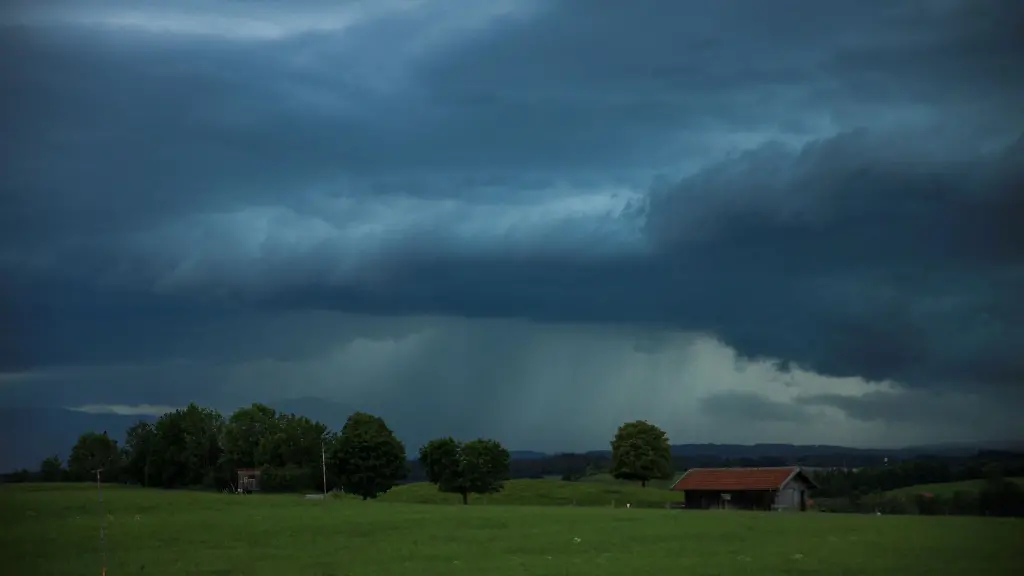 Dunkle-Gewitterwolken-haengen-ueber-der-Landschaft-in-Penzberg-in-Oberbayern