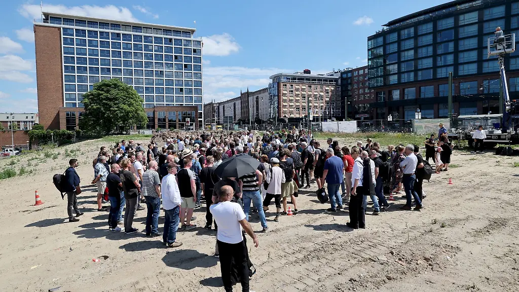 Das-Ensemble-des-Volkstheaters-hat-sich-auf-der-Baustelle-fuer-das-neue-Theater-eingefunden-um-bei-einem-Fototermin-den-Volkstheater-Huegel-symbolisch-in-Besitz-zu-nehmen