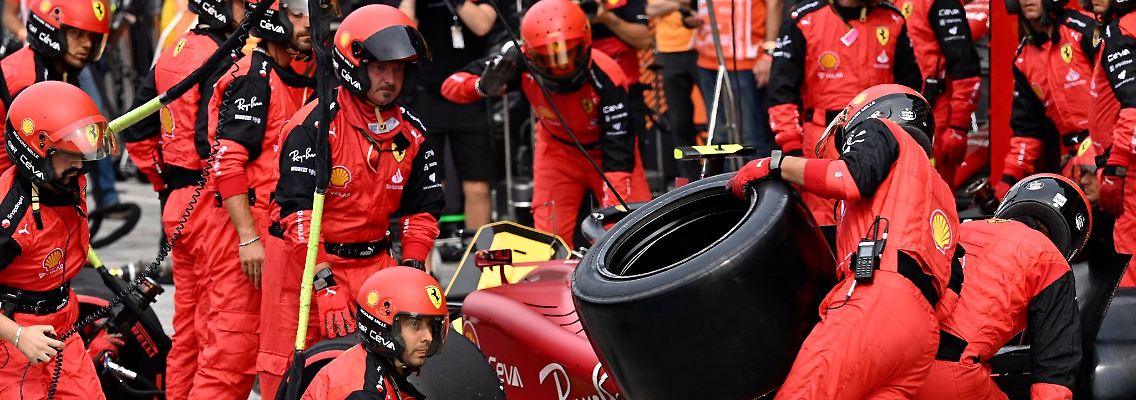 Beim Boxenstopp von Carlos Sainz wurde zunächst ein Rad vergessen.