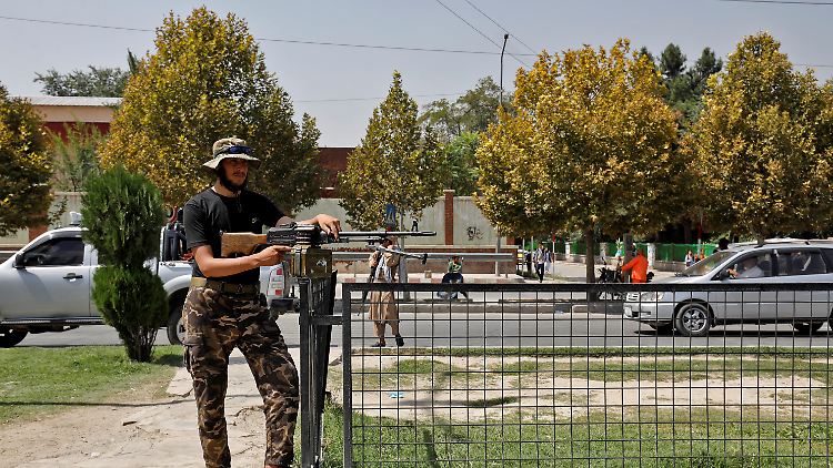 Ein Taliban-Kämpfer sichert die Umgebung. Anders als viele Länder hält Russland noch eine diplomatische Vertretung in Afghanistan.