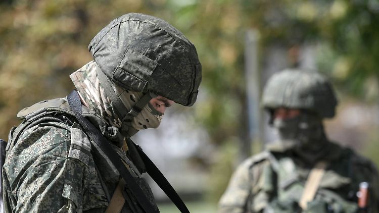 Russische Soldaten klagen offenbar über schlechte Ausrüstung und ausbleibenden Sold.