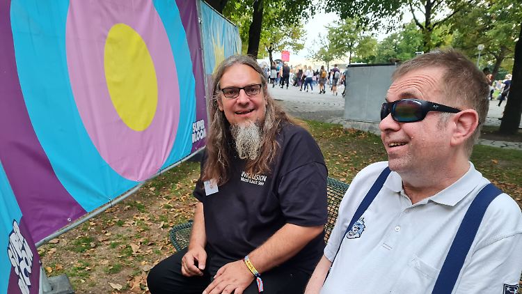 Ron Paustian (li.) berät Veranstalter, wie sie zumindest "zugänglicher" für Menschen mit Behinderung werden können.